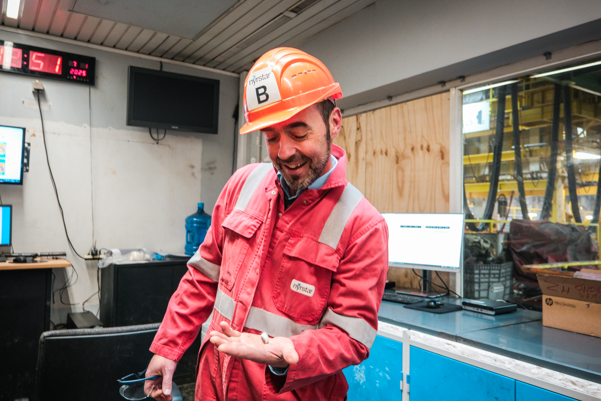In de zinkfabriek van Nyrstar in Balen is het elektromagnetisch veld zo krachtig dat magneten recht blijven staan.